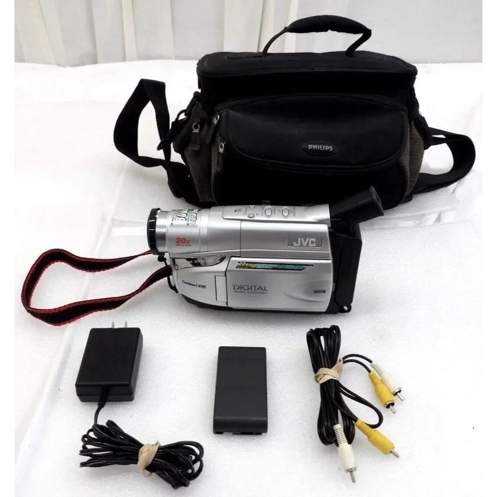 JVC Compact VHS Camcorder VHS C Model GR-AXM17U Tested A+ With Accessories